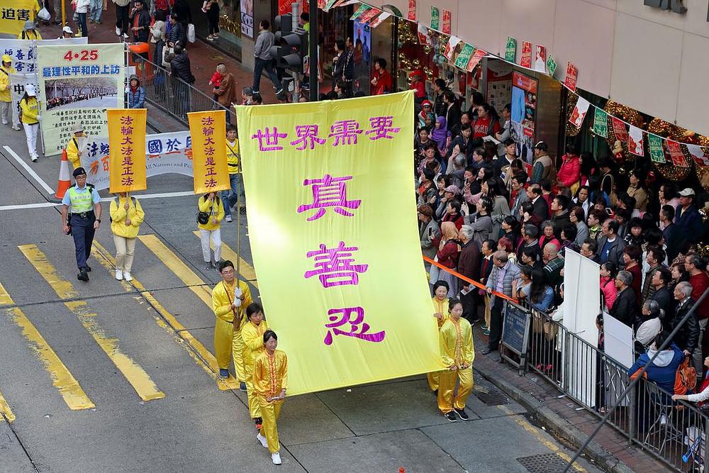 Oko 600 praktikanata je učestvovalo u paradi povodom dana ljudskih prava. Ova je parada bila posebno usredsređena na činjenicu da je Falun Gong dobro primljen u više od 100 svjetskih zemalja, a da je samo u Kini progonjen
 