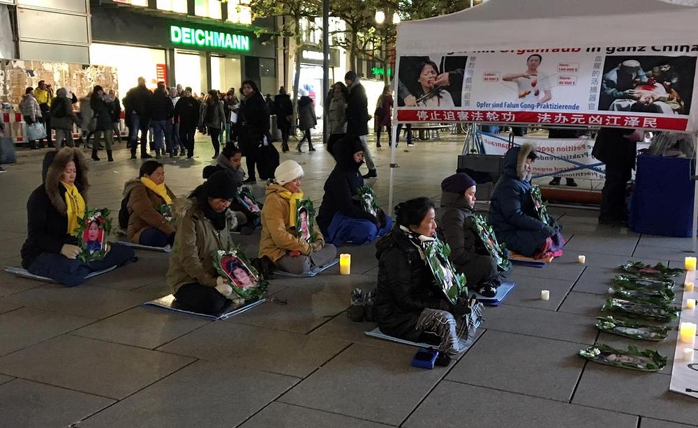 Praktikanti Falun Gonga drže bdijenje uz svijeće u znak sjećanja na praktikante koji su izgubili svoje živote u progonu koji traje već 18. godina u Kini.