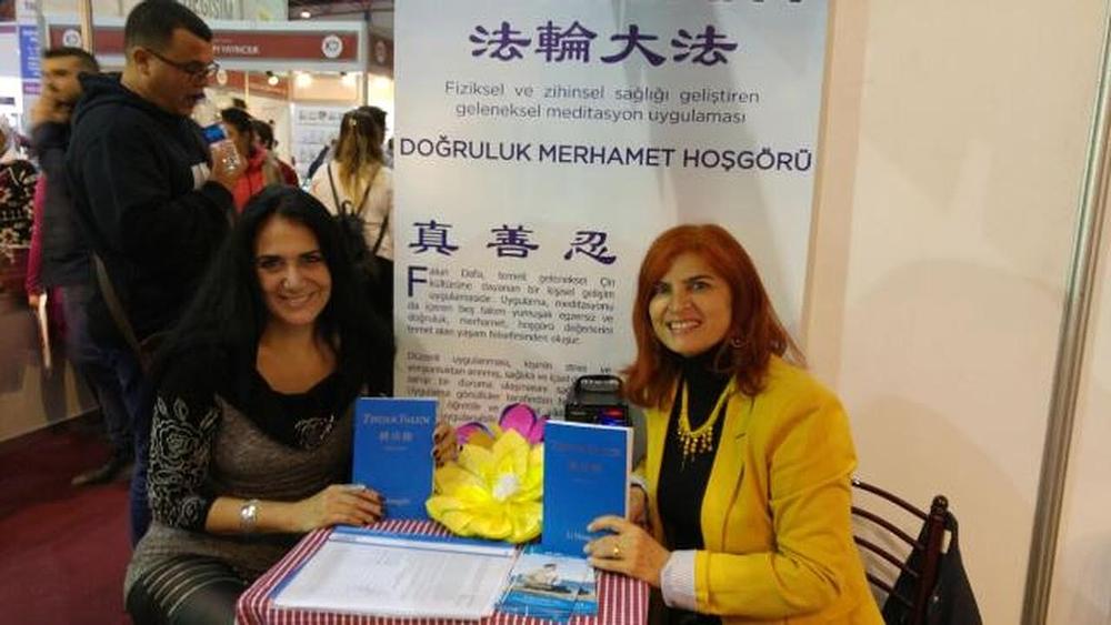 Gđa. Türkan (lijevo) se raduje prakticiranju Falun Dafa.