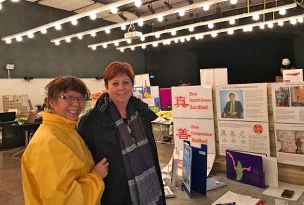 Mnogi su ljudi na sajmu zdravlja u Køgeu bili su zainteresovani za učenje Falun Gonga.