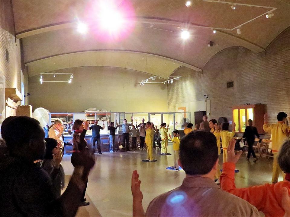 Posjetioci muzeja su učili Falun Gong vježbe. 