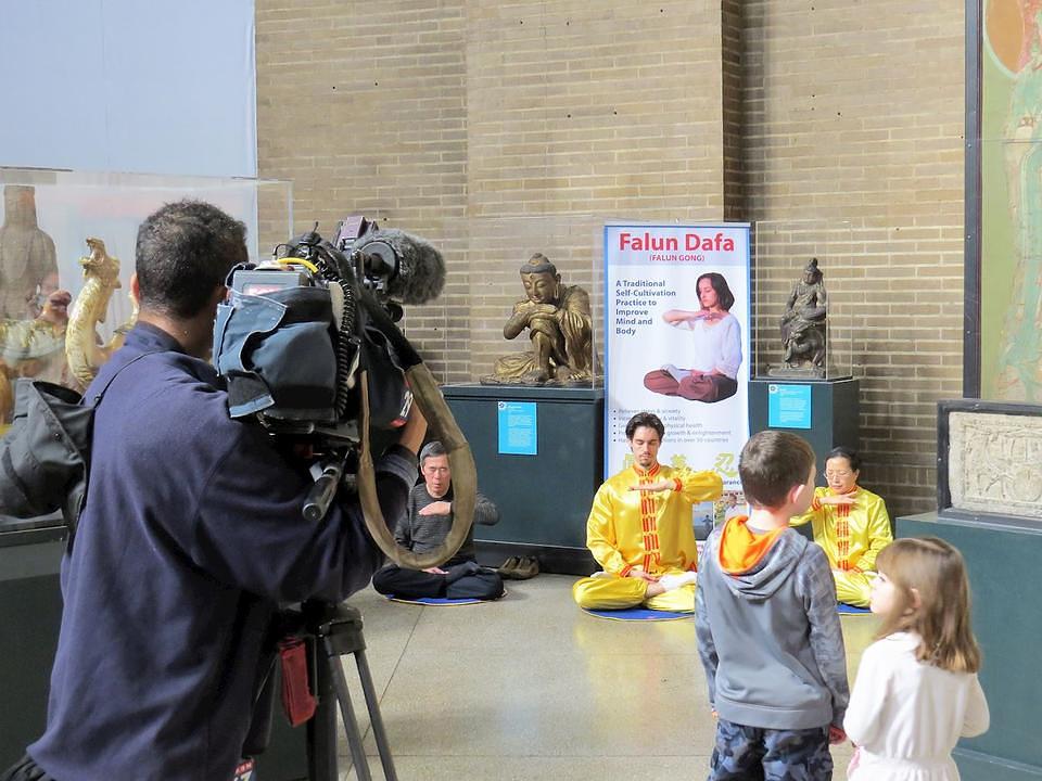 Fox 29 je snimio praktikante Falun Gonga kako meditiraju. 
