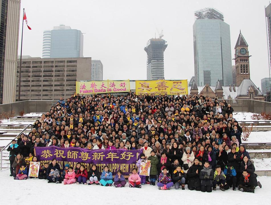 Praktikanti iz Toronta, okupljeni ispred zgrade gradske vijećnice, žele Učitelju Liju srećnu novu godinu. 