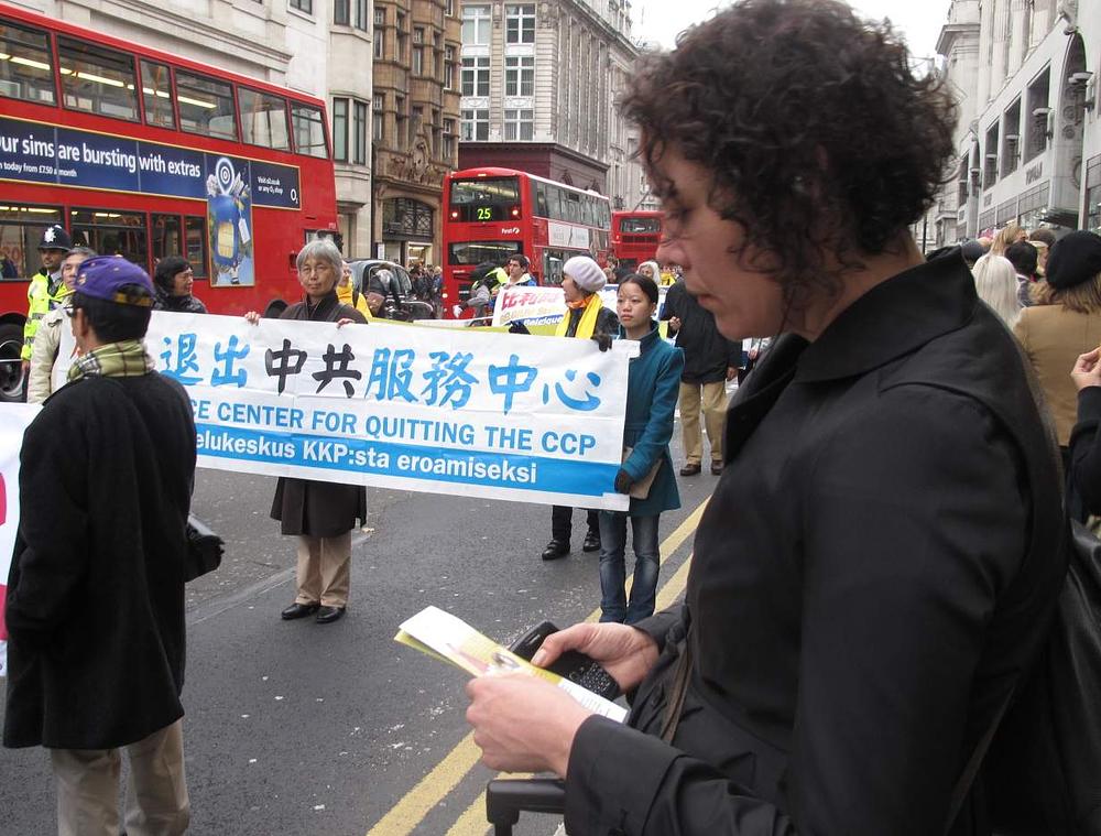 Prolaznici čitaju Falun Gong materijale