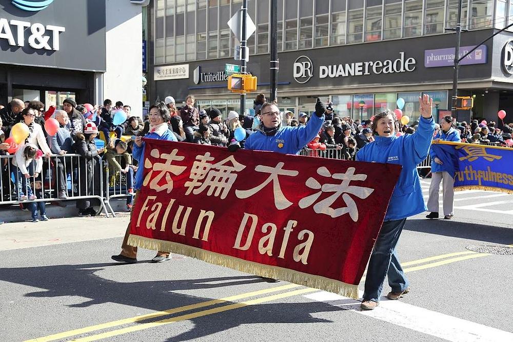 Falun Dafa praktikanti nastupaju u paradi  