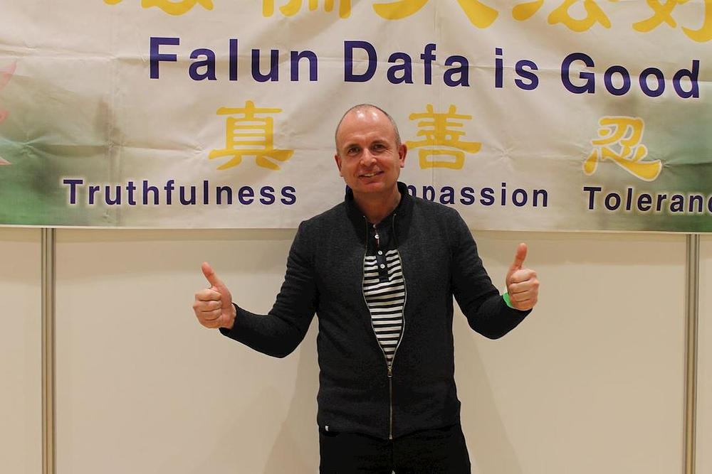 Flemming Andersen odaje pohvale Falun Dafa 
