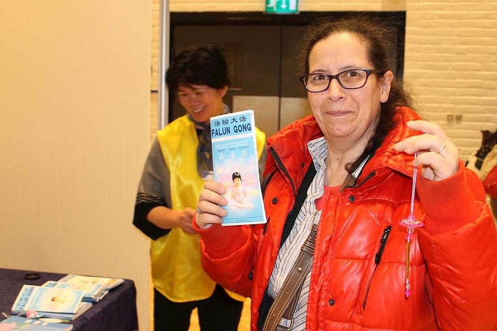 Gđa Barbara Pedersen je veoma zahvalna praktikantima na informacijama o dobrobitima Falun Gonga 