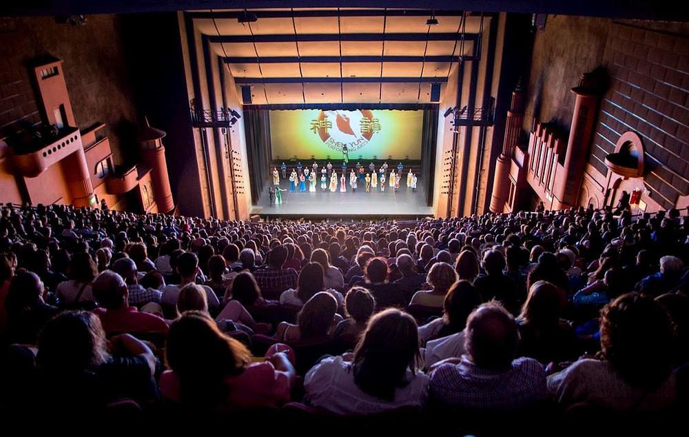 Poziv izvođačima da izađu pred pozorišnu zavjesu na finalnom nastupu u Buenos Airesu 11. marta 