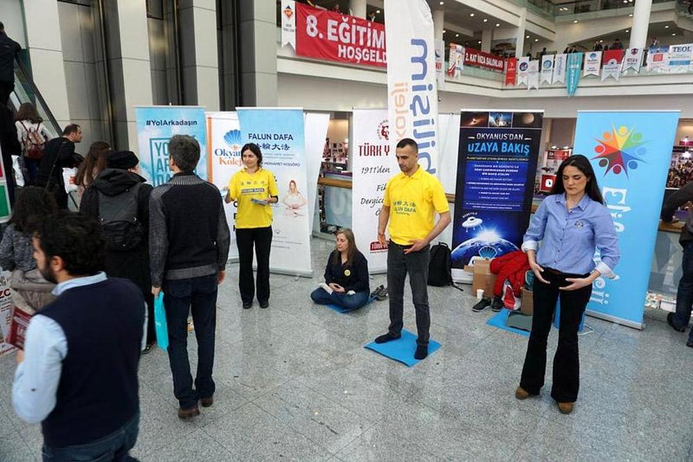  Praktikanti Falun Gong demonstriraju izvođenje vježbi 