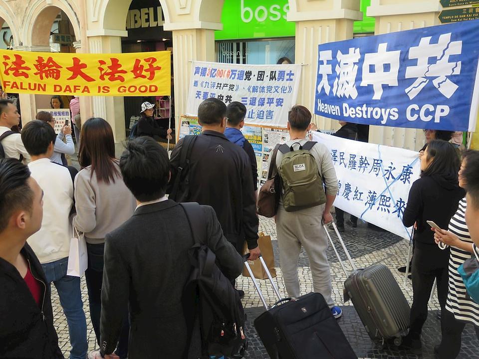 Falun Gong praktikanti u centru Makaoa 11. marta 2018, u znak podrške za 300 miliona Kineza koji su napustili KPK.  