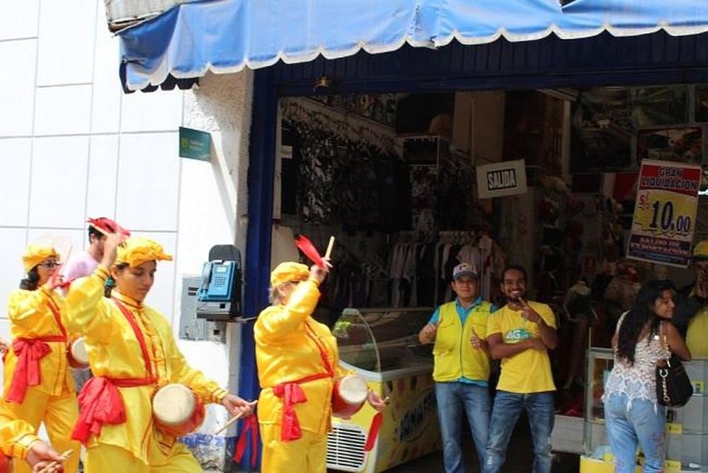 Falun Gong praktikanti nastupaju na paradi. 