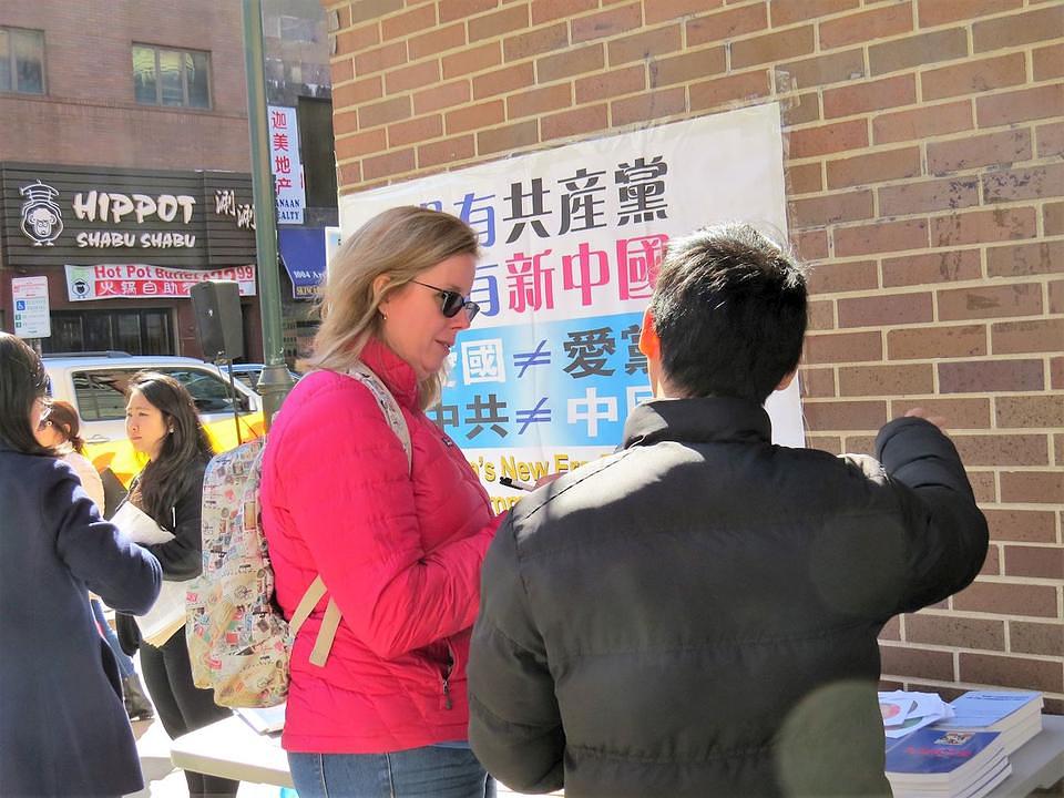 Rachel, posjetiteljka sa Aljaske, je rekla da je Falun Gong miroljubiv i da bi svima trebalo biti dozvoljeno da ga prakticiraju. 