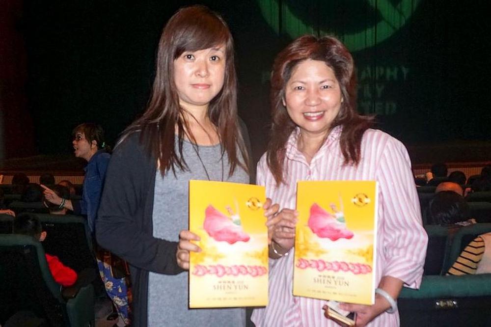 Chen Bei-ling (desno), direktorica jedne  plesne kompanije, s učiteljicom plesa Chung Hui-e
 