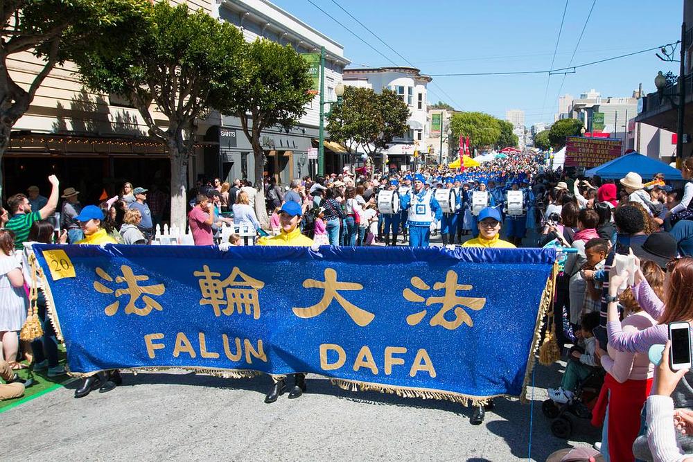 Falun Dafa praktikanti doveli Tian Guo Marting Band na Uskršnju paradu u San Francisku 
