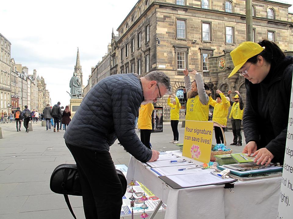 Demonstracija vježbi i štand Falun Dafa praktikanata za prikupljanje potpisa ispred sjedišta Škotske vlade 