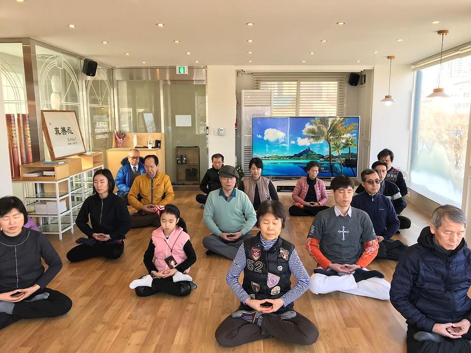 Novi praktikanti izvode petu Falun Gong vježbu, sjedeću meditaciju. 