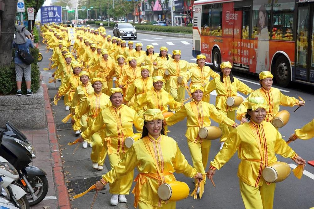 Marš praktikanata Falun Gonga u Taijpeiju 22. aprila 2018. godine.