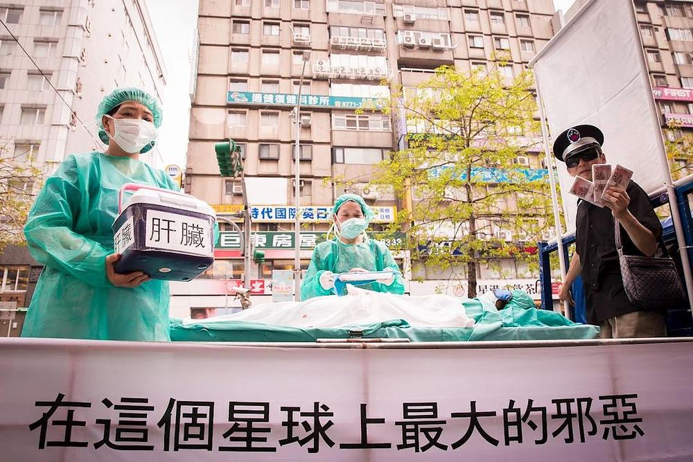 Uprizorenje nasilne žetve organa od praktikanata u Kini. 