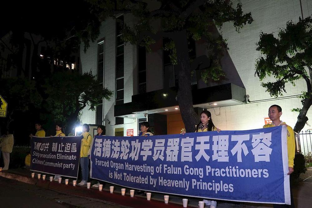 Falun Dafa praktikanti bdiju uz svijeće ispred Kineskog konzulata u Los Angelesu 23. aprila 2018. godine.
