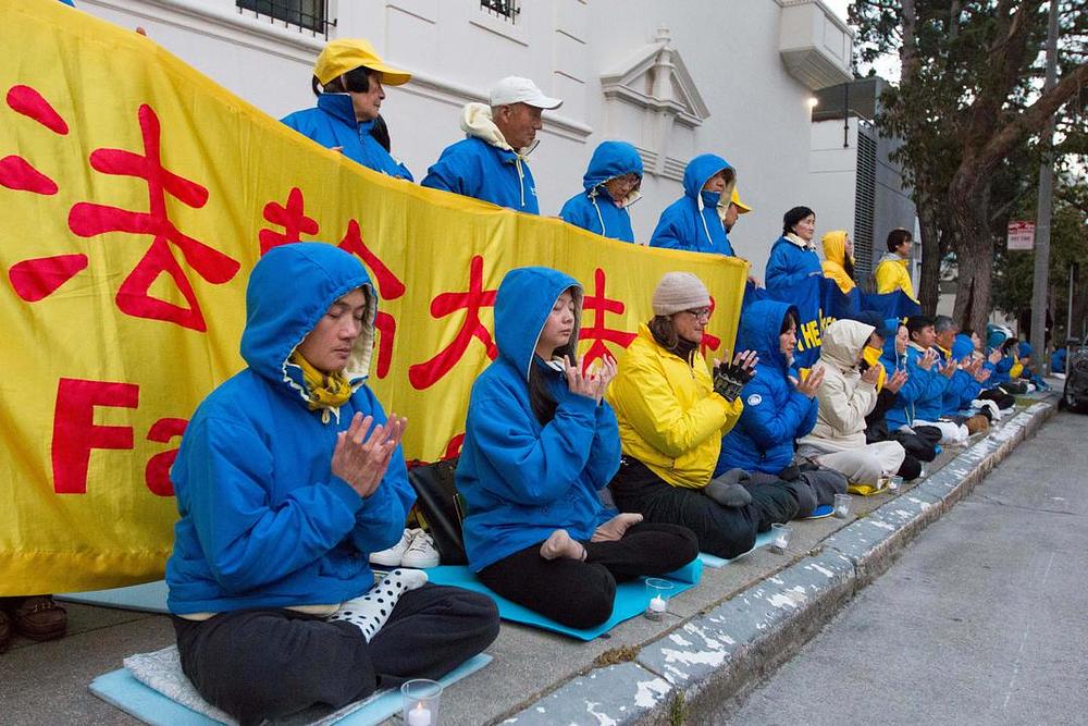Falun Dafa praktikanti su se okupili pred Kineskim konzulatom u San Francisku 25. aprila na komemoraciji godišnjice mirnog protesta u Pekingu prije 19 godina. 