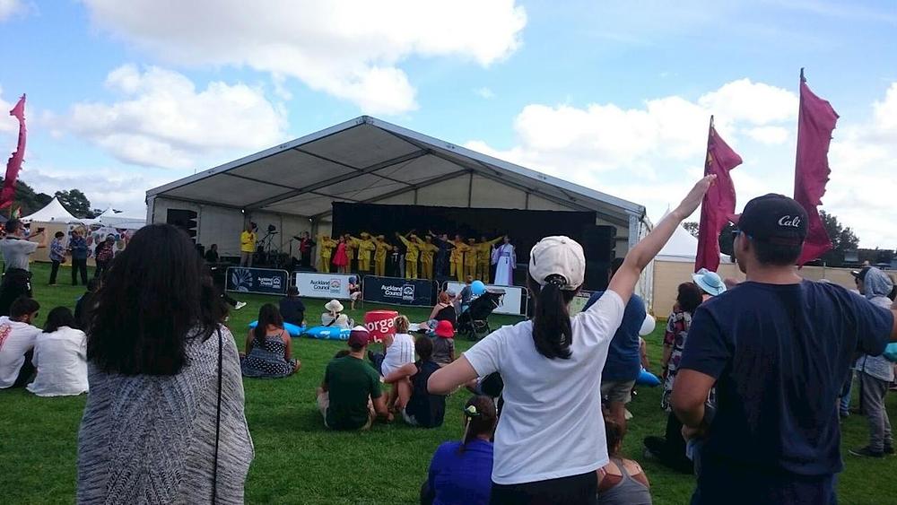 Gledaoci slijede pokrete praktikanata dok ovi, na pozornici, izvode Falun Dafa vježbe, tokom Međunarodnog festivala kulture u Aucklandu 2018. godine.