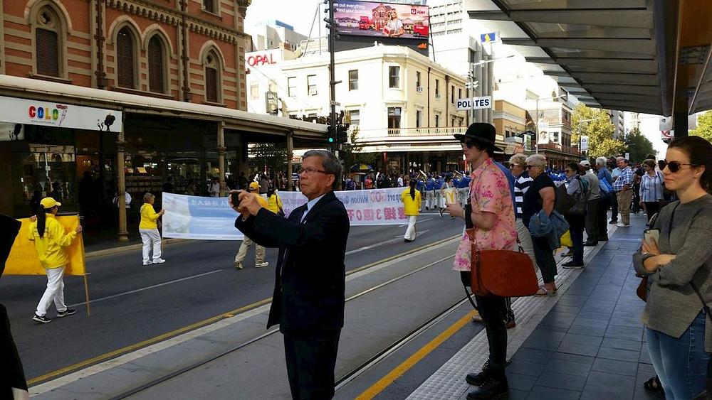 Marš kroz centar Adelaide slavi 300.000.000 ljudi koji su napustili Komunističku partiju Kine i s njome povezane organizacije. 