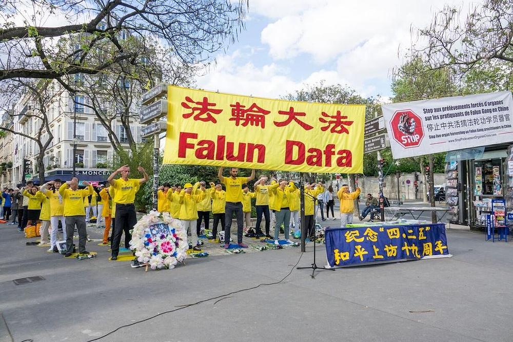 Falun Gong praktikanti demonstriraju vježbe 25. aprila 2018  