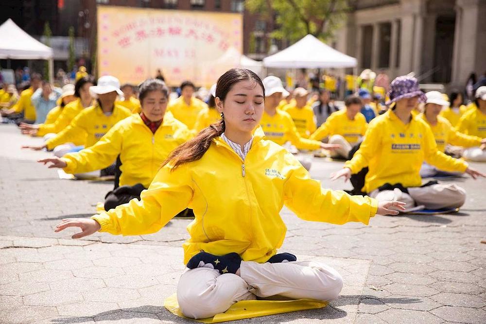 New York 10. maj 2018. godine, Falun Gong praktikanti izvode vježbe na Union Squareu na Manhattanu 
