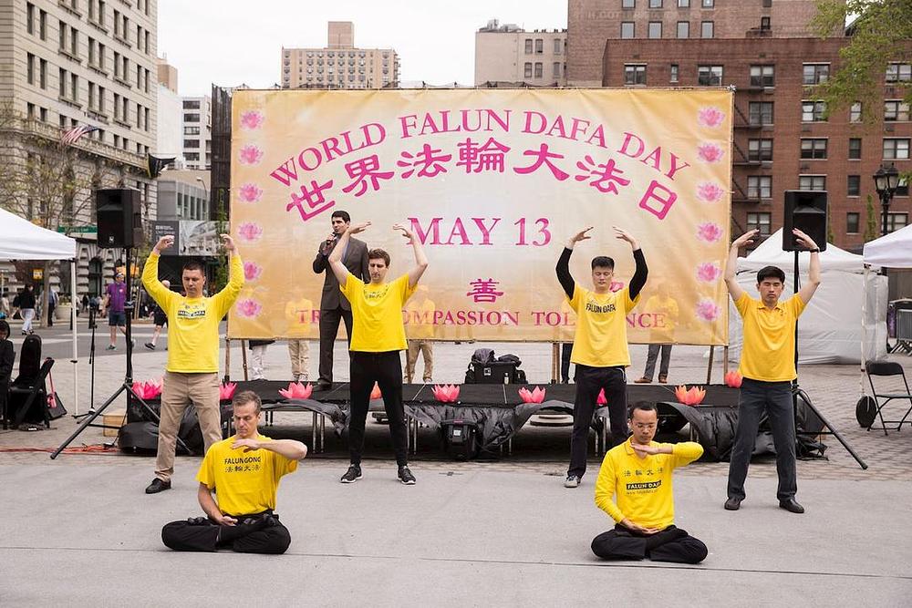 Falun Gong praktikanti pokazuju vježbe 