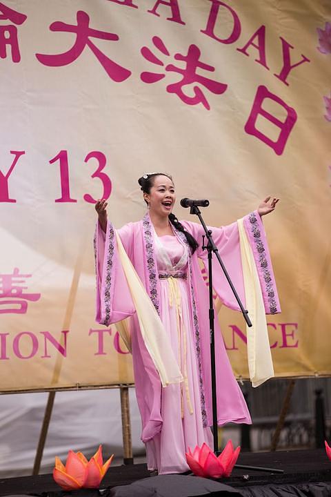 Praktikantica Yao Chen je pjevala 10. maja na proslavi 19. Svjetskog Falun Dafa dana 