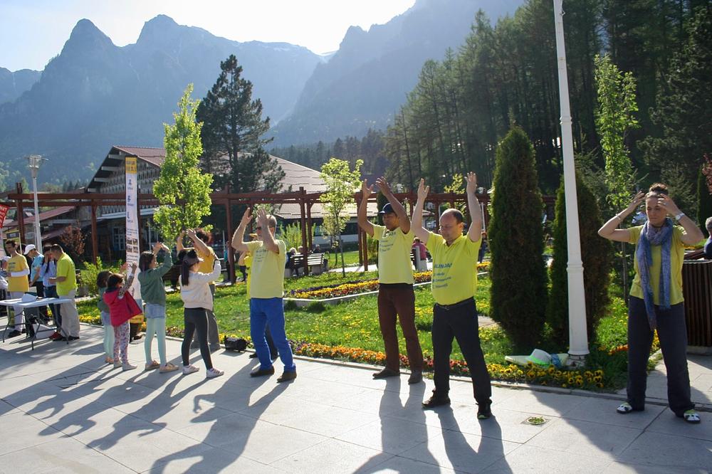 Praktikanti prikazuju vežbe Falun Dafe, a grupa dece na odmoru im se pridružila 