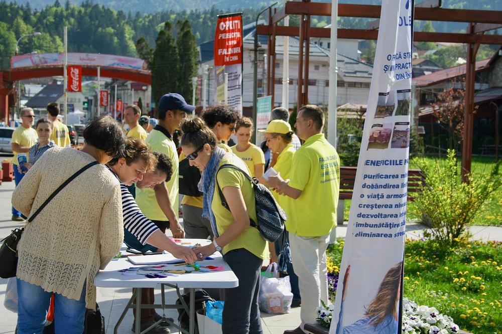 Lokalni stanovnici i turisti potpisuju peticiju Doktora protiv žetve organa,  nevladine organizacije koja se fokusira na praktikante u Kini, ubijene pod pokroviteljstvom države, radi njihovih organa. Mnogi su takođe potpisali krivičnu prijavu protiv Đijang Cemina, bivšeg lidera Komunističke Partije Kine, koji je naredio progon Falun Dafe 