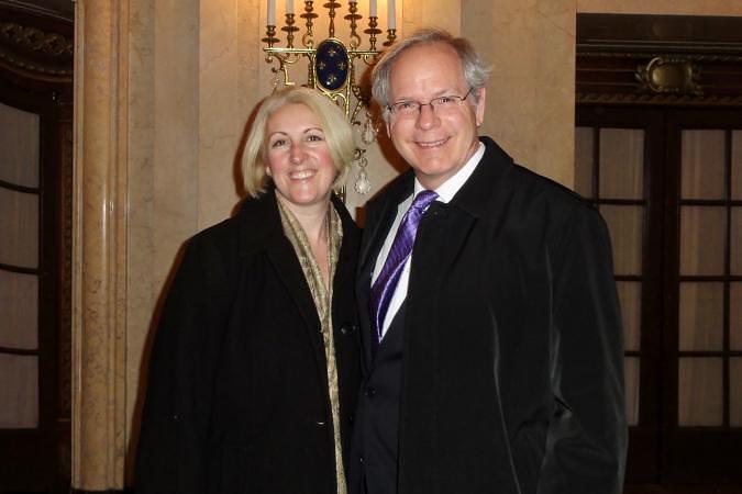 Tom Bishop, vlasnik kompanije Bishop MedTech Consultants, sa svojom pratiljom na predstavi Shen Yuna u Bostonu 5. marta.