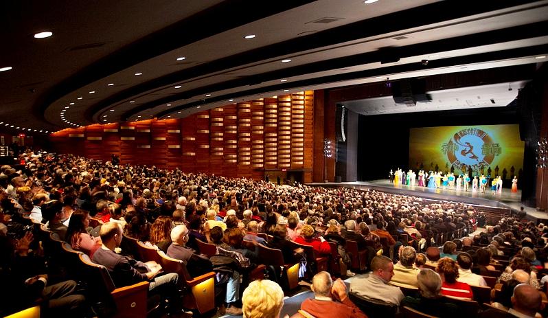 Shen Yun je predstavio pet rasprodanih predstava u Sony centru za scenske umjetnosti od 17. – 20. siječnja 2013. godine.