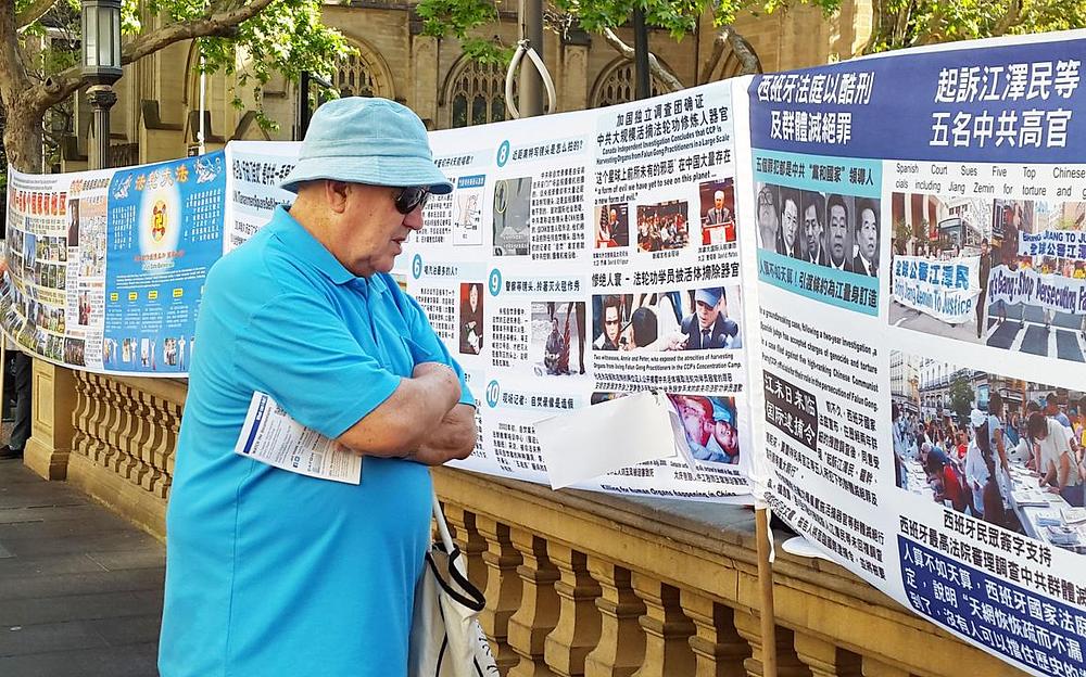 Michael McCabe čita postere. 