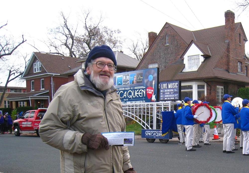 John Grantier na londonskoj božićnoj paradi