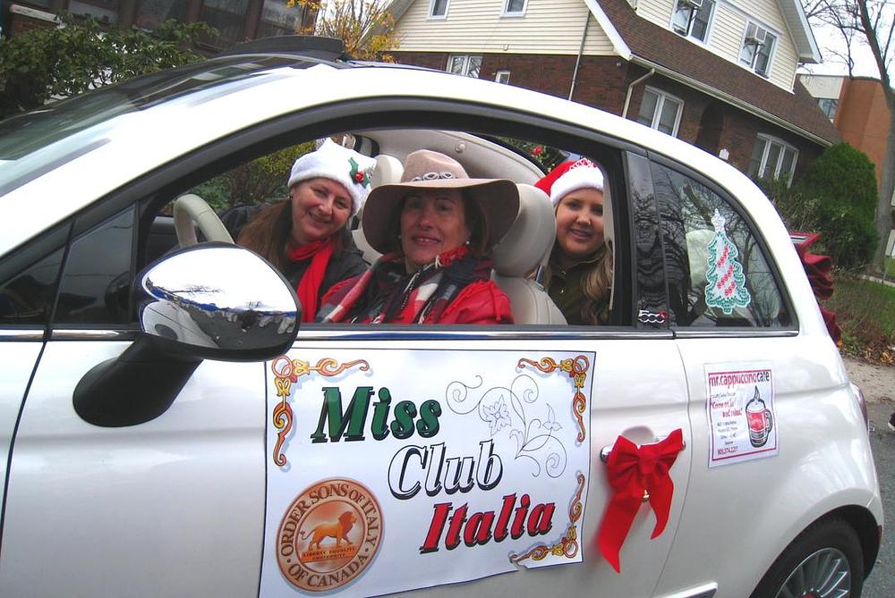 Sara Fragnito je u paradi vozila automobil za Miss Club Italia.