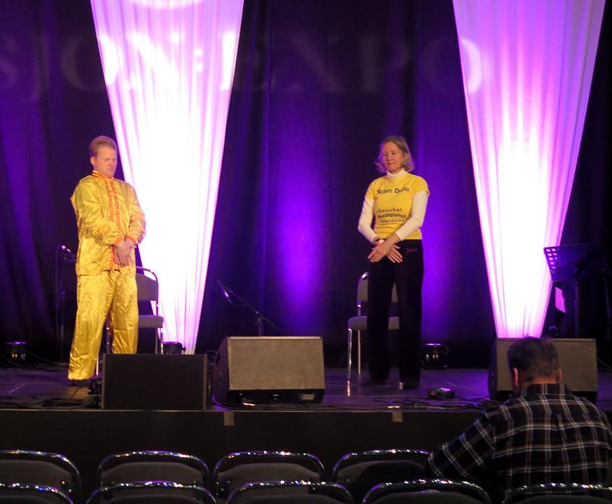 Praktikanti Falun Dafa demonstriraju vježbe. 