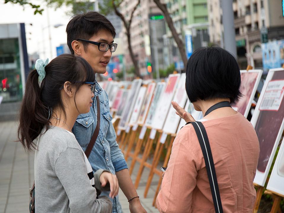Praktikanti objašnjavaju prolaznicima istinu o progonu, nakon što su prolaznici pročitali plakate.