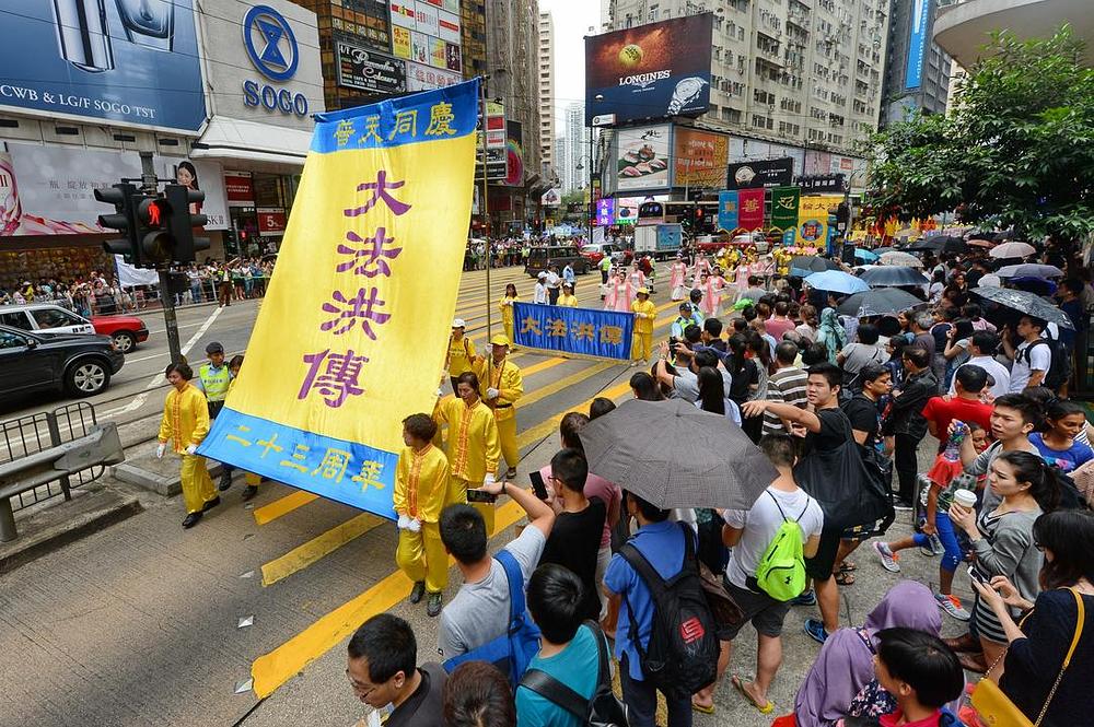 Falun Gong povorka je vijugala kroz najužurbanije ulice Hong Konga dok su je turisti snimali kamerama i fotoaparatima.