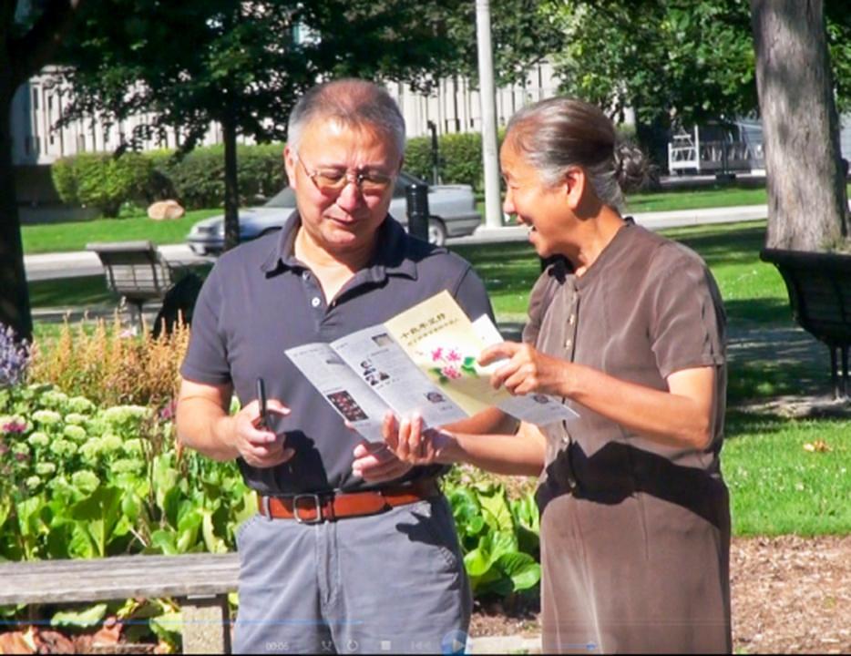  Praktikantica kineskim turistima govori o Falun Gongu