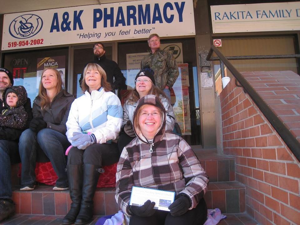 Karrie je na paradu došla čak iz New Yorka. Bila je ogorčena kada su joj praktikanti kazali za progon. Kazala je: „Niko ne bi smio biti progonjen zbog svoga vjerovanja. Svi bi trebali imati slobodu vjerovanja.“