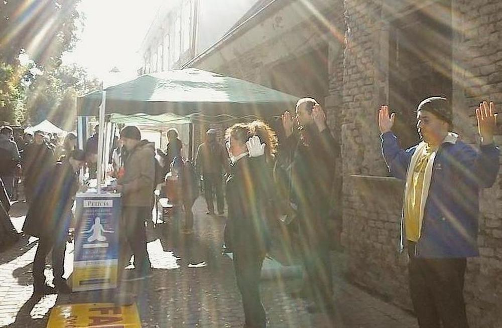 Praktikanti demonstriraju izvođenje Falun Dafa vježbi 