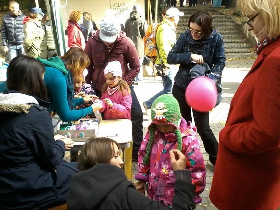 Praktikanti uče djecu kako se pravi lotos od papira, koji je simbol čistoće u kineskoj kulturi.
