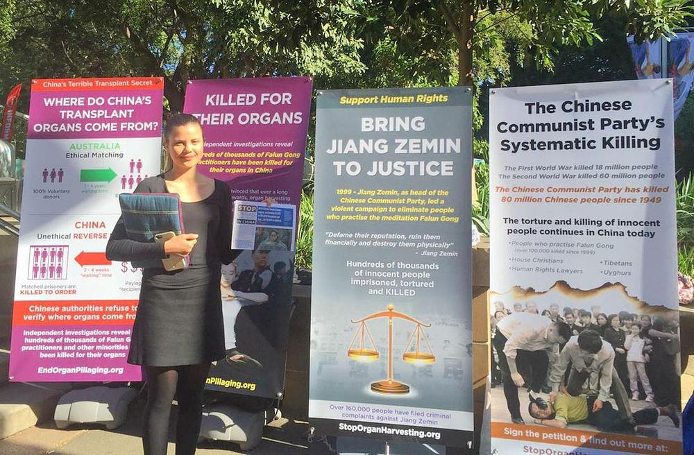 Brianna Stephenson, student novinarstva, je kazala da odabrala prisilnu žetvu organa u Kini kao temu svog seminarskog rada. Brianna je šokirana onim što je otkrila radeći na ovoj temi, i ona aktivno radi na širenju ovih informacija. 