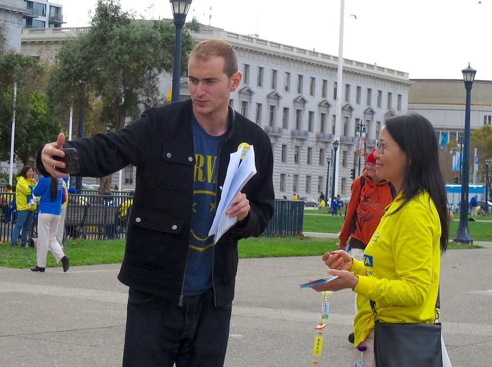 Lokalni stanovnik Richie King je napravio selfie sa peticijom koju je upravo potpisao. „Ovo je jako važno. Nasilna žetva organa je zločin i komunistička partija mora prestati sa zločinima“, kazao je Richie i zatražio još informativnih materijala na kineskom za svoje prijatelje. 
