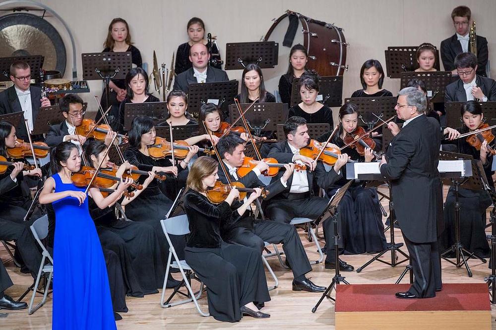 Solistica na violini Fiona Zheng. 