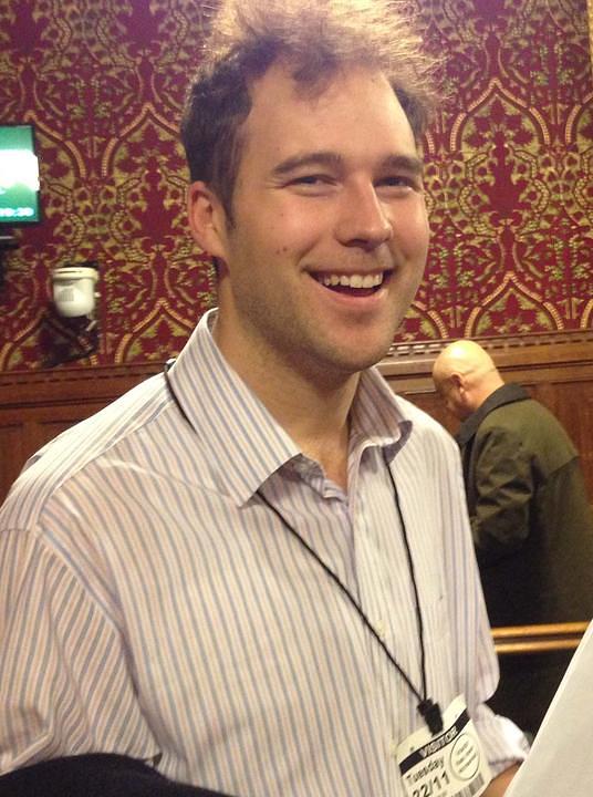 Jerald, asistent članice parlamenta Fione Bruce, je pomagao u organizaciji projekcije. Jerald je sretan što može govoriti u ime onih koji su izgubili svoje živote i zato ne mogu govoriti u svoje ime. On je veoma ponosan na ono što je Fiona Bruce učinila da bi razotkrila ove zločine. 