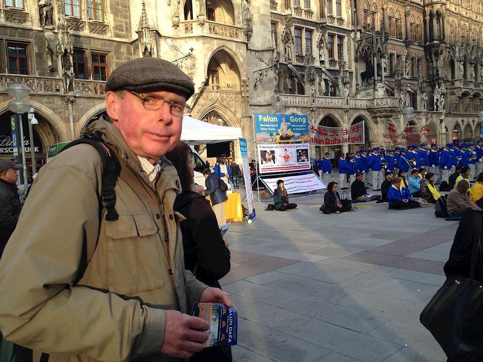 Marcus, umirovljeni državni službenik, potpisnik je peticije koja od kineske vlade zahtjeva prestanak zločina žetve organa. 