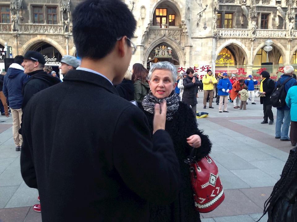 Susan, modna dizajnerica: “Oduzimanje organa mora biti smjesta zaustavljeno. Mnogi Nijemci ne znaju da se događa, a neki ne žele u to vjerovati. No sada je vrijeme da se suočimo s istinom.”